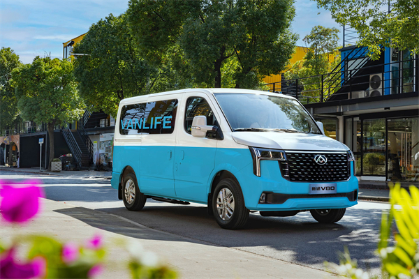 跑得猛、花得少、养得省、全场景！“全场景高价值轻客”BB电子大通新途V80 9AT荣耀上市，全面高人一档